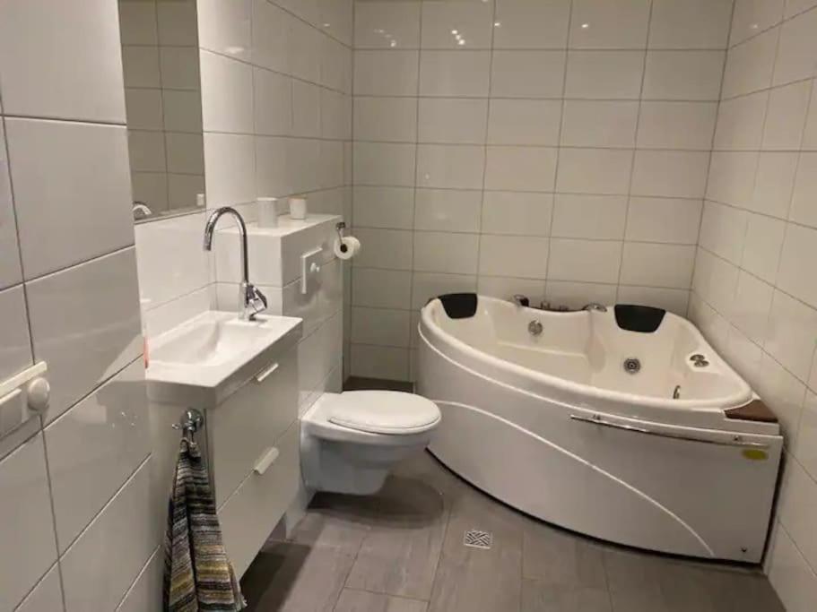Husavik 2 Bedroom Apartment エクステリア 写真